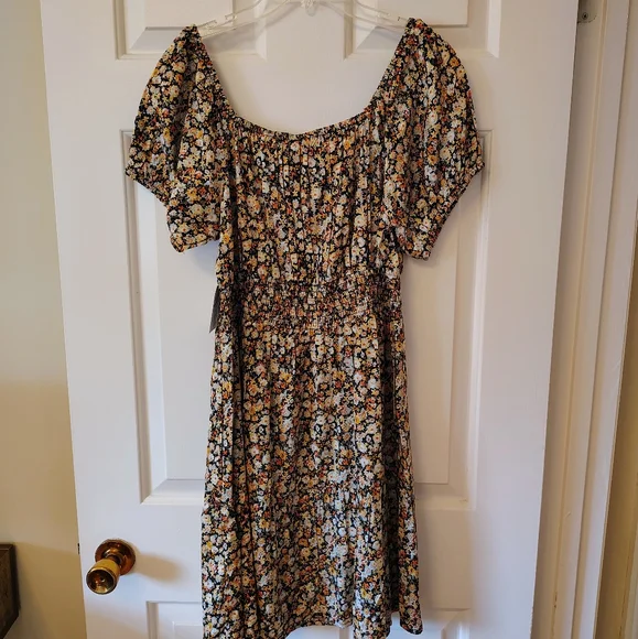 Adorable Floral sundress - Picture 7 of 8